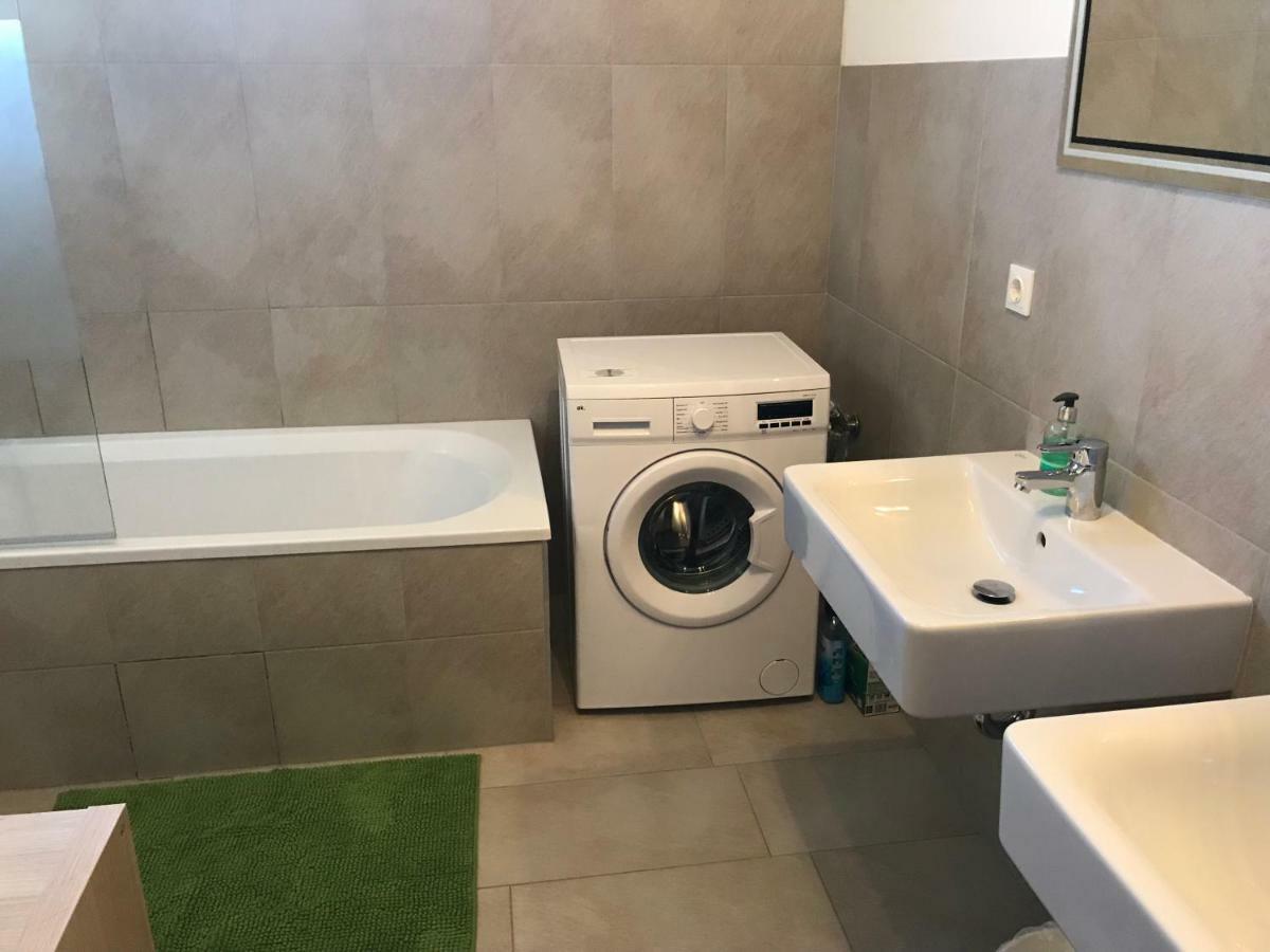Kmheim, Cozy 103M2 Apartment, With 3 Bedroom And Covered Free Parking Place, Close To City Center グラーツ エクステリア 写真