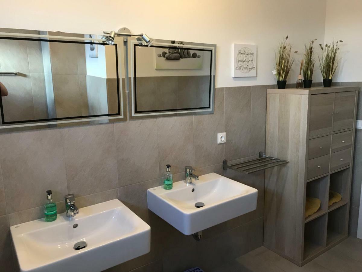 Kmheim, Cozy 103M2 Apartment, With 3 Bedroom And Covered Free Parking Place, Close To City Center グラーツ エクステリア 写真